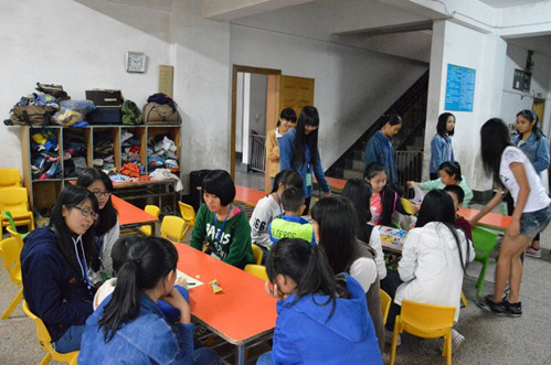 志愿者教聋哑儿童绘画