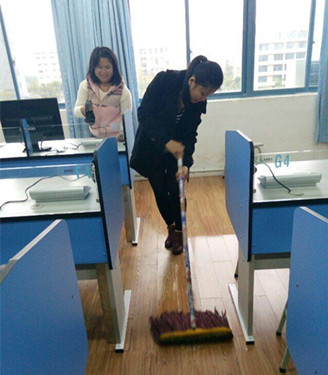 志愿者清扫语音室