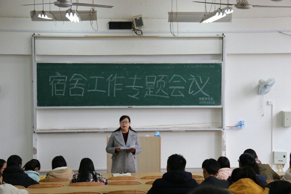 赵思聪老师布置宿舍工作