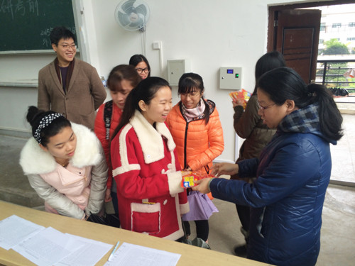 江玲副书记将“暖身贴”发给考研学生