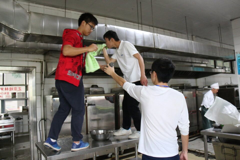 协助清洁食堂(一)