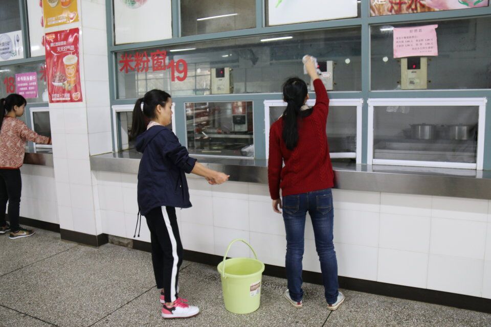 协助清洁食堂(三)